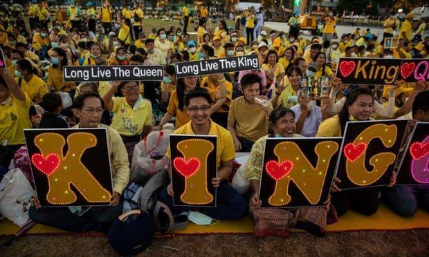 هزاران تن در تایلند وفاداری خود به پادشاه را نشان دادند