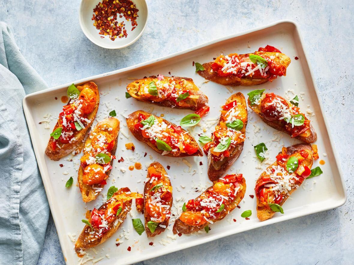 طرز تهیه بروسکت گوجه فرنگی؛ فینگرفود جذاب در کم ترین زمان