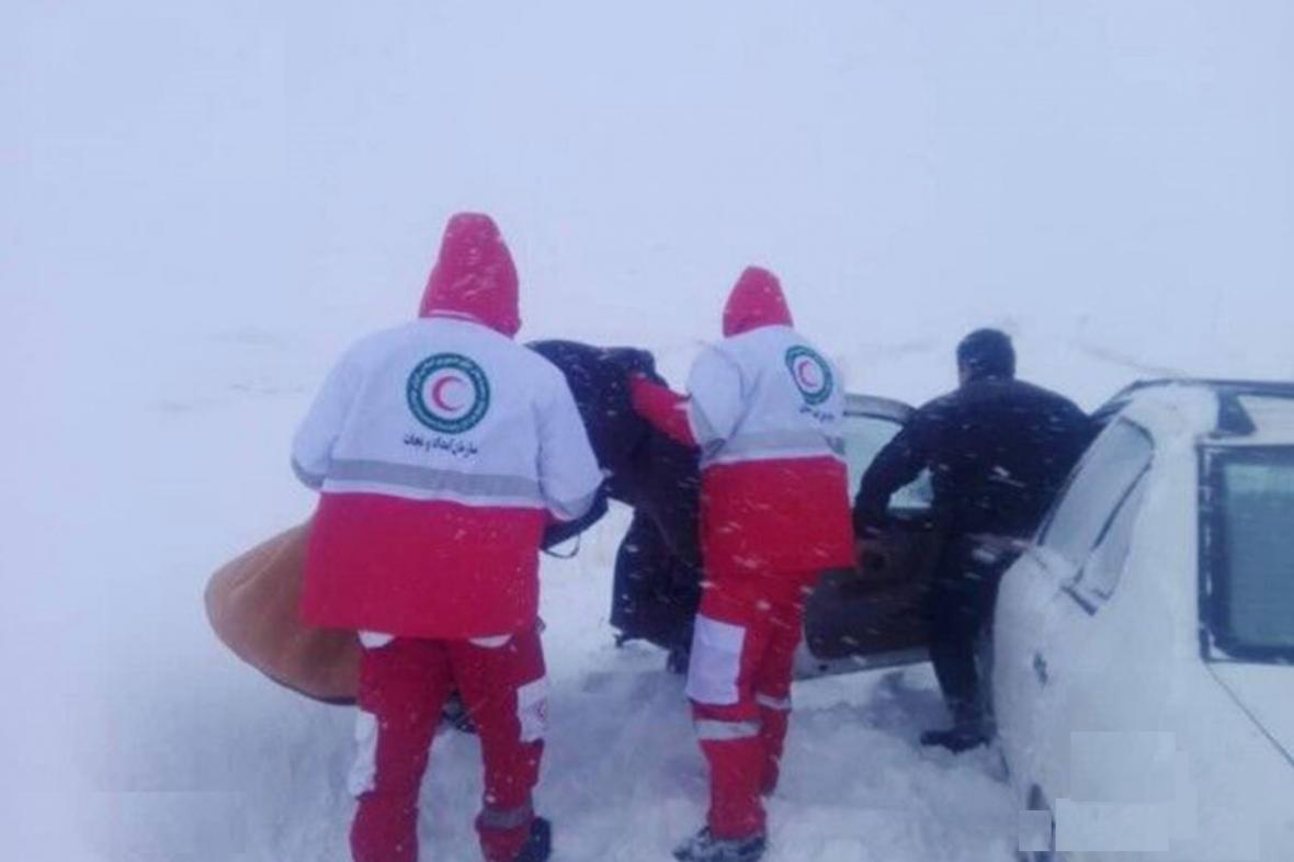 نجات 3نفر گرفتار در برف و کولاک
