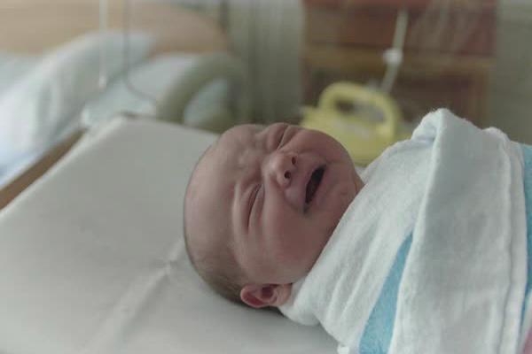 ناله نوزاد در خواب چه علتی دارد؟