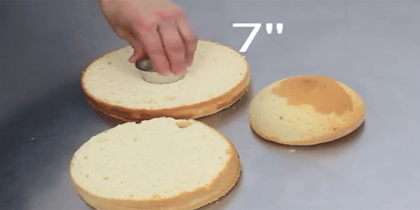 کیک تولد دخترانه با تزیین پرنسس