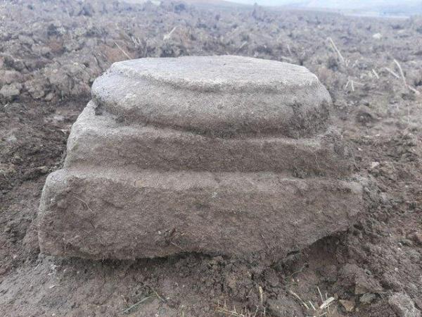 کشف 3 سرستون تاریخی در کرمانشاه