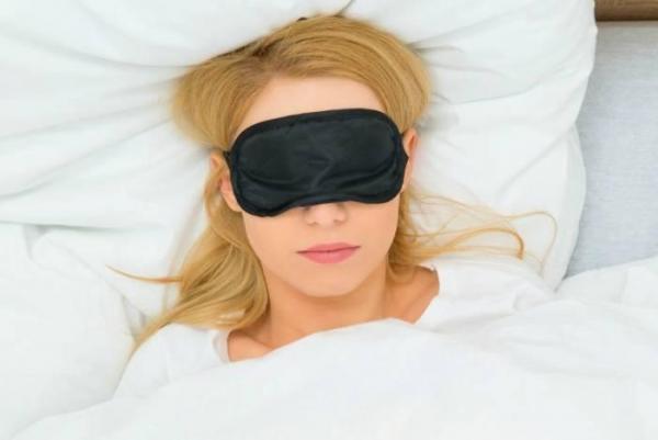 چشم بند خواب برای چه کسانی مفید است؟
