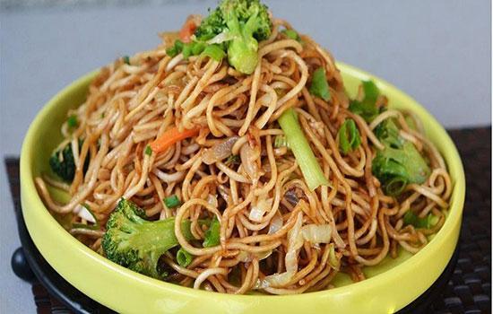 طرز تهیه سالاد نودل سبزیجات