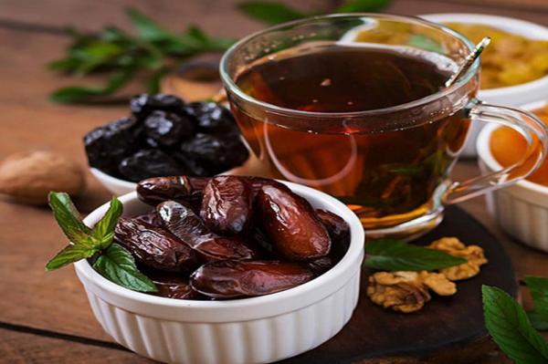 به این دلیل مهم توت و خرما را با چای نخورید