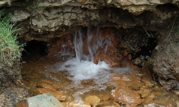 چشمه تلخاب از جاذبه های طبیعی فشم