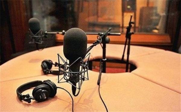 تحلیل آثار روزنامه نگار طنزپردازآمریکایی در رادیو نمایش