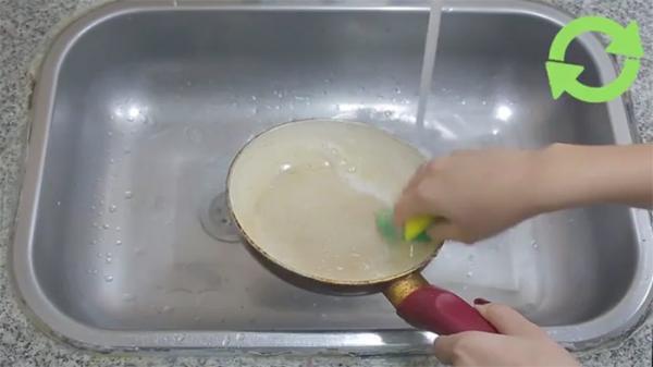 روش صحیح تمیز کردن ماهیتابه نچسب و نگهداری آن