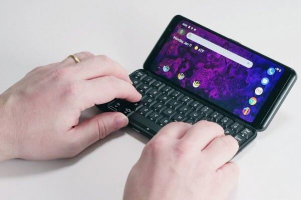 گوشی نسل پنجم کشویی با صفحه کلید کامل