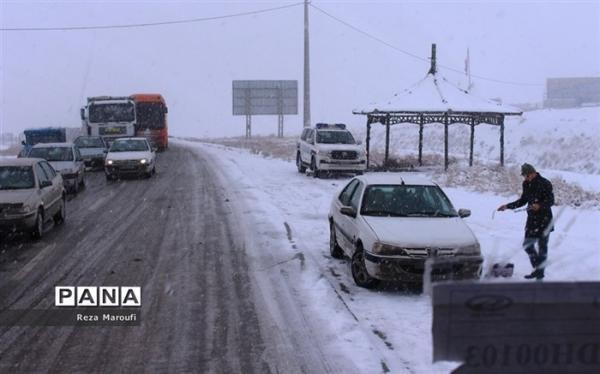 بارش برف و باران در جاده های 11 استان