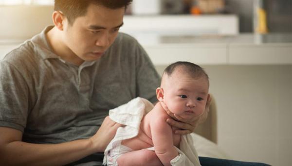 آروغ دریافت نوزاد با 3 روش موثر