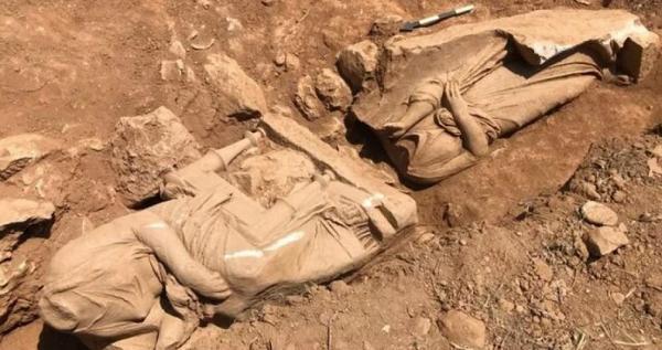 کشف مجسمه های تاریخی در قبری در یونان