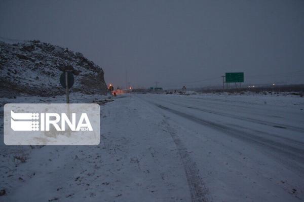 خبرنگاران برف و کولاک جاده هراز و کندوان را مسدود کرد