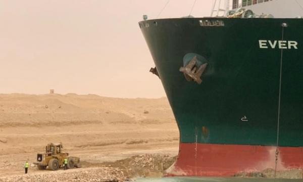 بحران کانال سوئز- بولدوزر کوچک درگیر در عملیات نجات، تبدیل بحران کانال سوئز- بولدوزر کوچک درگیر در عملیات نجات، تبدیل به یک میم اینترنتی شد!
