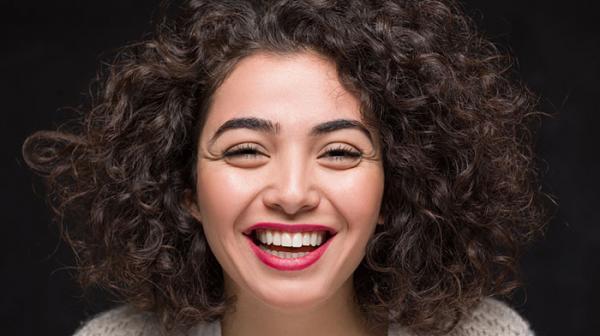 معرفی بهترین نرم کننده موی فر (نرم کننده های طبیعی و دارویی)