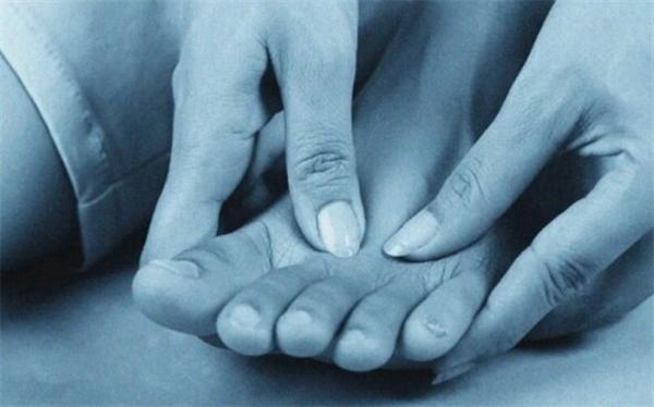 سندرم انگشت پای آبی چیست؟