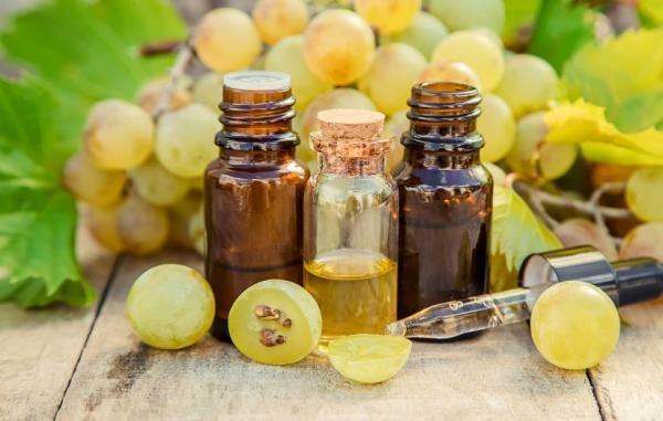 13 فایده خارق العاده روغن هسته انگور برای سلامتی، پوست و مو