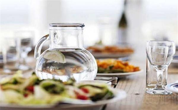 چرا نباید بعد از غذا آب سرد بخوریم