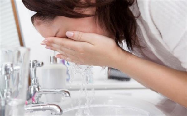 10 اشتباه رایج در شستن صورت