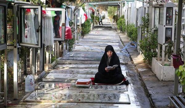 مادری در زیر باران فریاد می زند