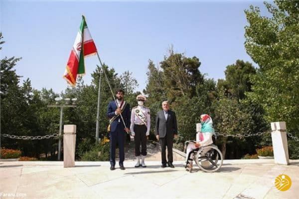 (عکس) تحویل پرچم ایران در المپیک به صمد نیکخواه بهرامی