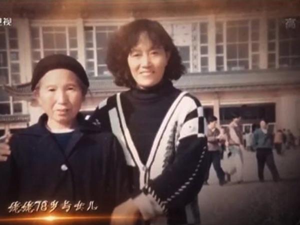 نوه این مادربزرگ، 13 سال تمام کسی را استخدام کرده بود تا خودش را جای مادر فوت شده اش جا بزند تا پیرزن غمگین نشود