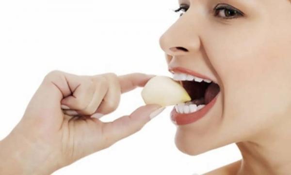 20 راه ساده برای از بین بردن بوی سیر دهان 20 راه ساده برای از بین بردن بوی سیر دهان