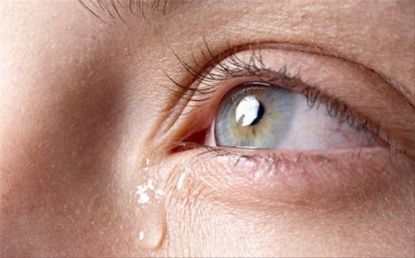 دلیل اشک ریختن موقع گریه کردن چیست؟ علت اشک ریختن موقع گریه کردن چیست؟