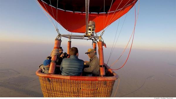 بالن سواری در کنار پرواز شاهین در صحرای دوبی