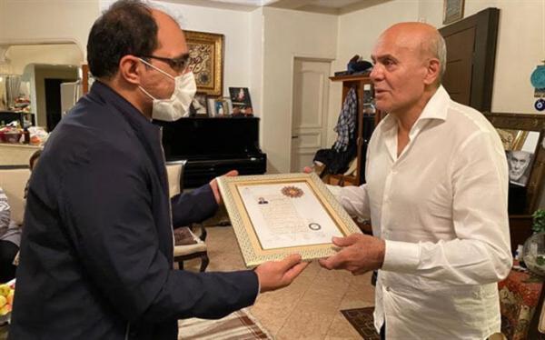 جمشید هاشم پور نشان درجه یک هنری گرفت