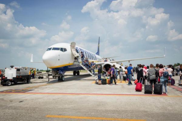 چرا از سمت چپ هواپیما سوار و پیاده می شویم؟