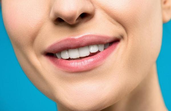 7 روش ساده برای داشتن دندان هایی سفید و زیبا 7 روش ساده برای داشتن دندان هایی سفید و زیبا