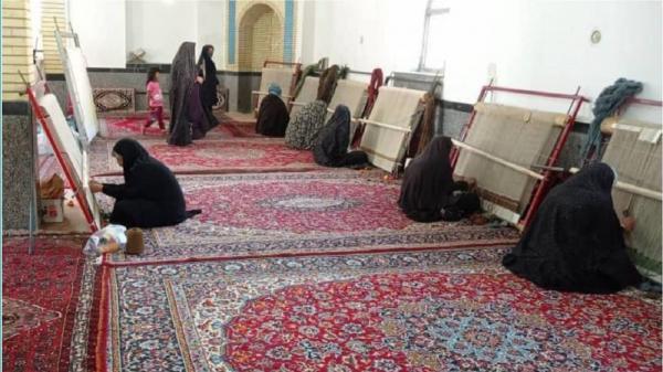 دوره رایگان گلیم بافی در روستای منگاوی ملایر