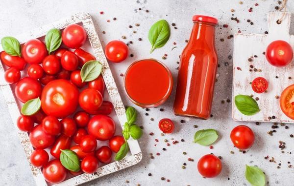 13 خاصیت مهم آب گوجه فرنگی (و عوارض جانبی آن) 13 خاصیت مهم آب گوجه فرنگی (و عوارض جانبی آن)