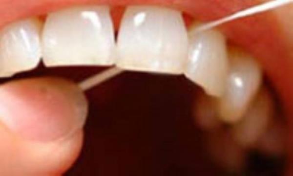 مسواک کافی نیست؛ نـخ دندان ضروری است
