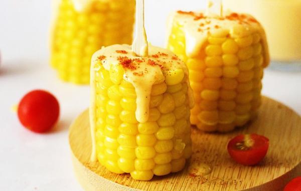 طرز تهیه ذرت بخارپز با سس پنیر؛ طعمی متفاوت از یک خوراکی خاطره انگیز