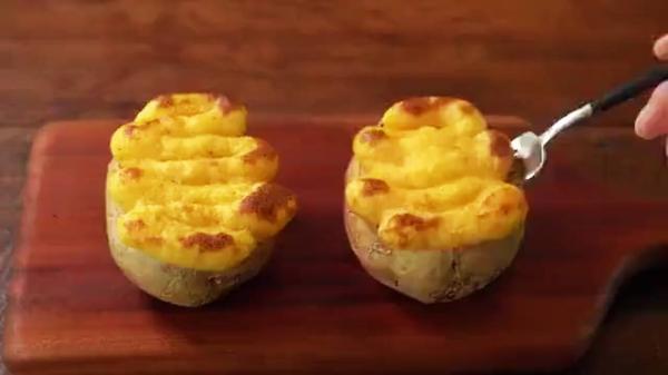 طرز تهیه سیب زمینی پنیری کبابی