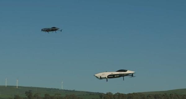 پرواز همزمان 2 خودرو پرنده پرسرعت در آسمان