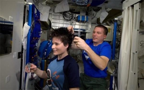 چگونگی کوتاه کردن مو درفضا