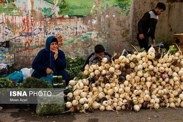 ایجاد غرفه رایگان در بازارچه برای بانوی دستفروش رشتی ایجاد غرفه رایگان در بازارچه برای بانوی دستفروش رشتی