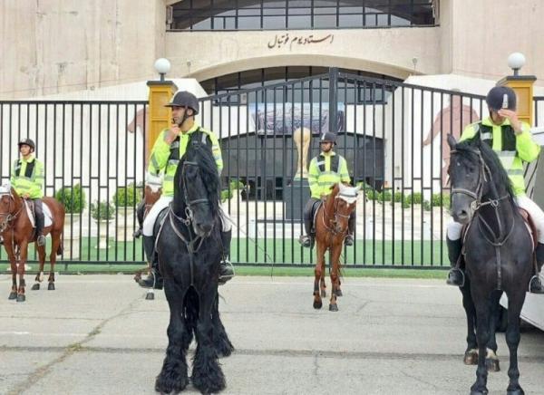 زمین جنگ یا فینال فوتبال، حضور آمبولانس و نیروهای ویژه اسب سوار در ورزشگاه آزادی